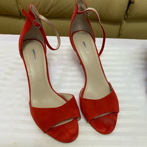 Express Red heels - Picture 2 of 4